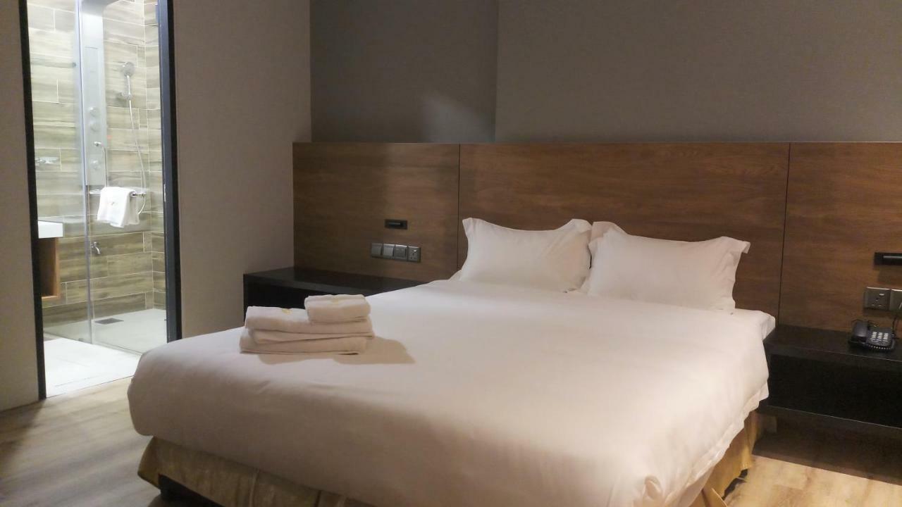 Roxy Hotel Padungan Kuching Exteriör bild