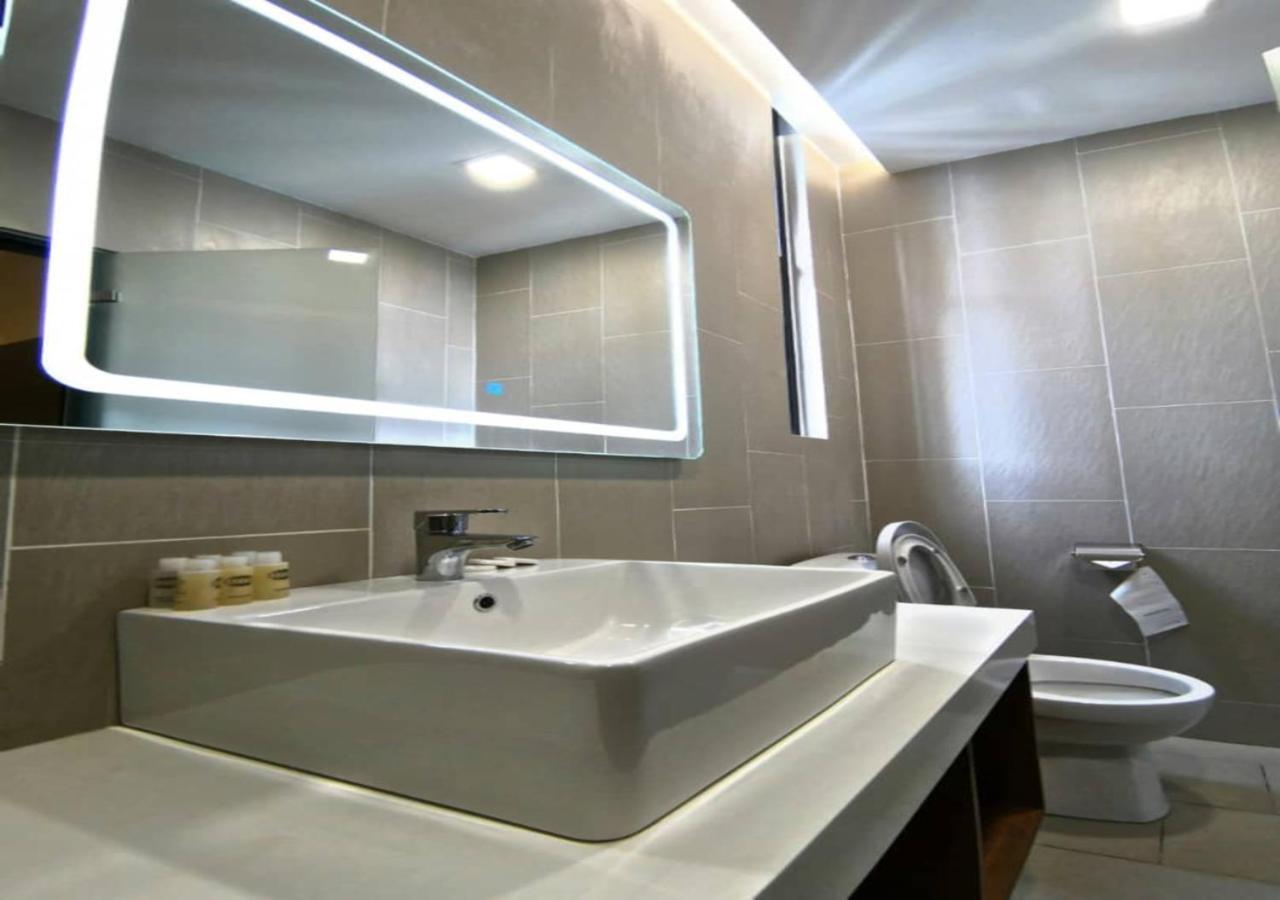 Roxy Hotel Padungan Kuching Exteriör bild