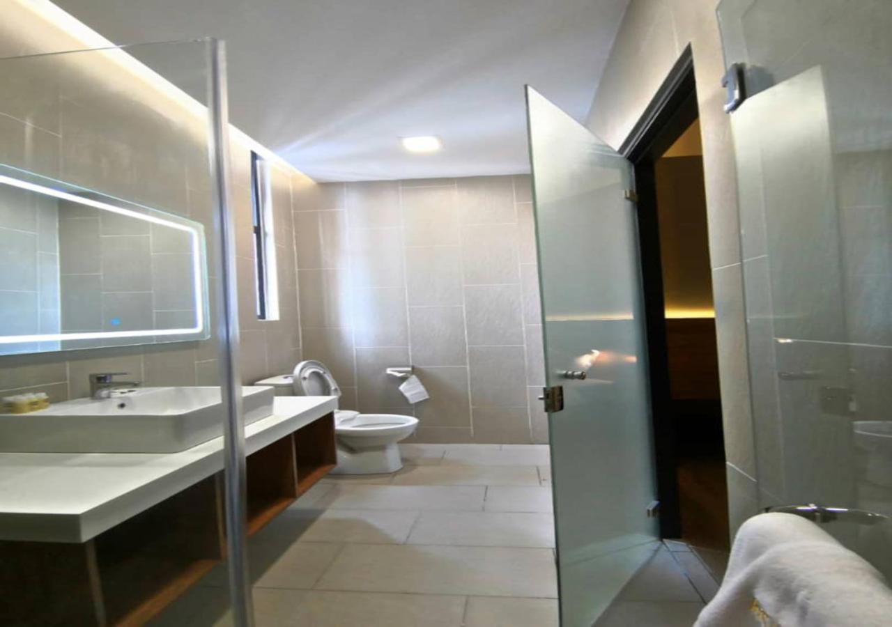 Roxy Hotel Padungan Kuching Exteriör bild
